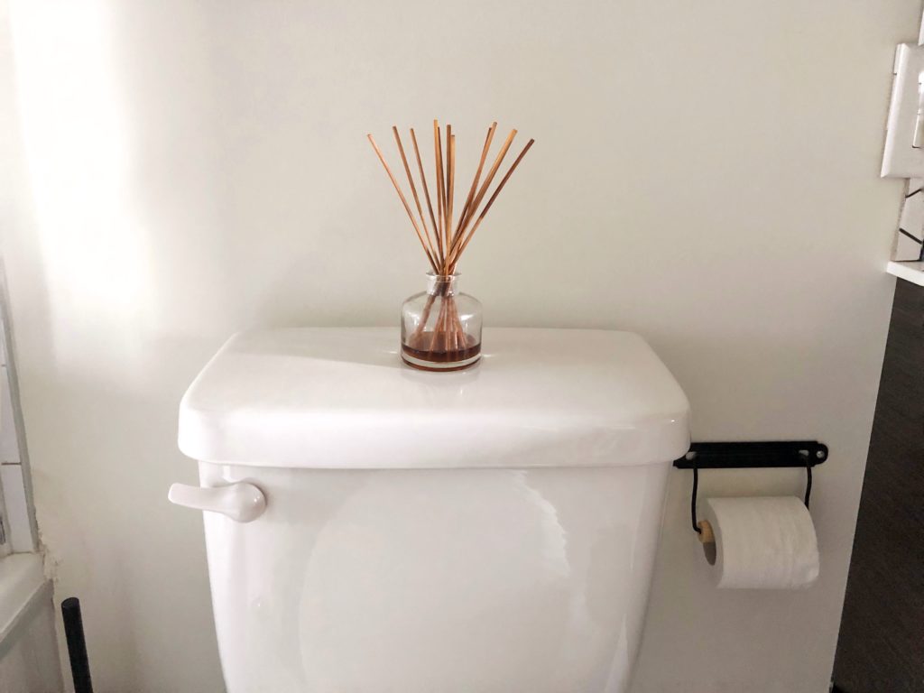 Bathroom scent diffuser